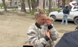 Девушка обнимает собаку
