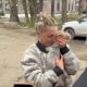 Девушка обнимает собаку