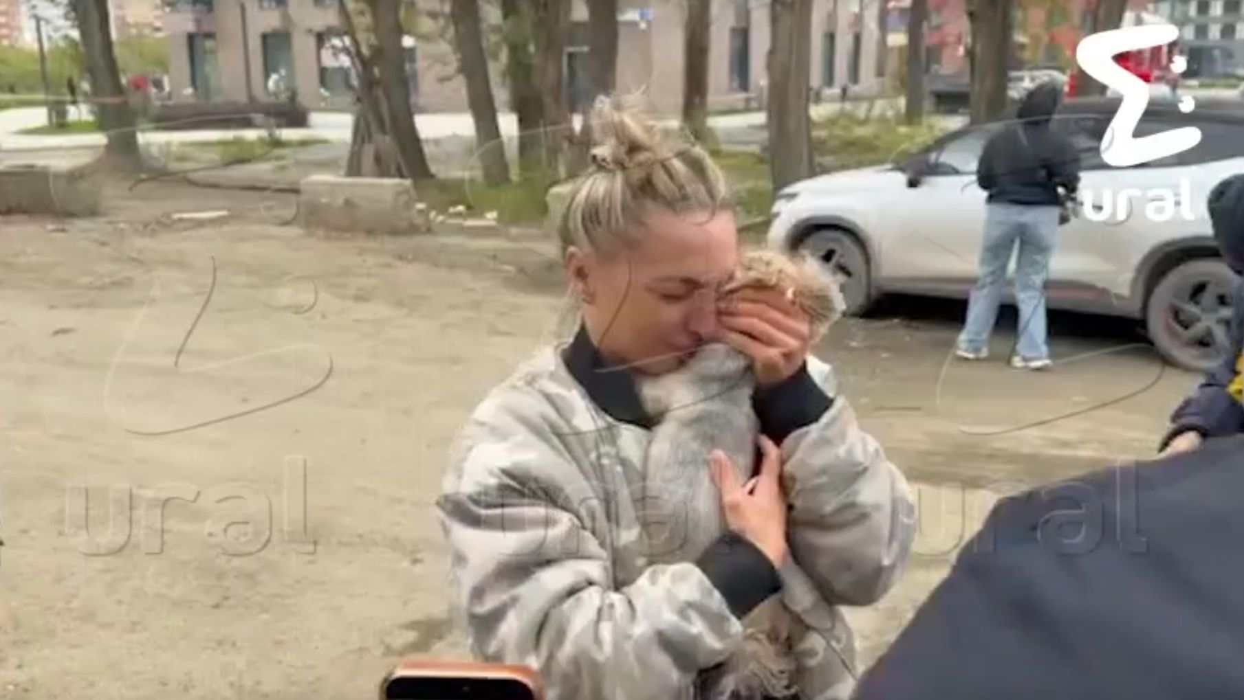 Девушка обнимает собаку