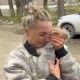 Девушка обнимает собаку