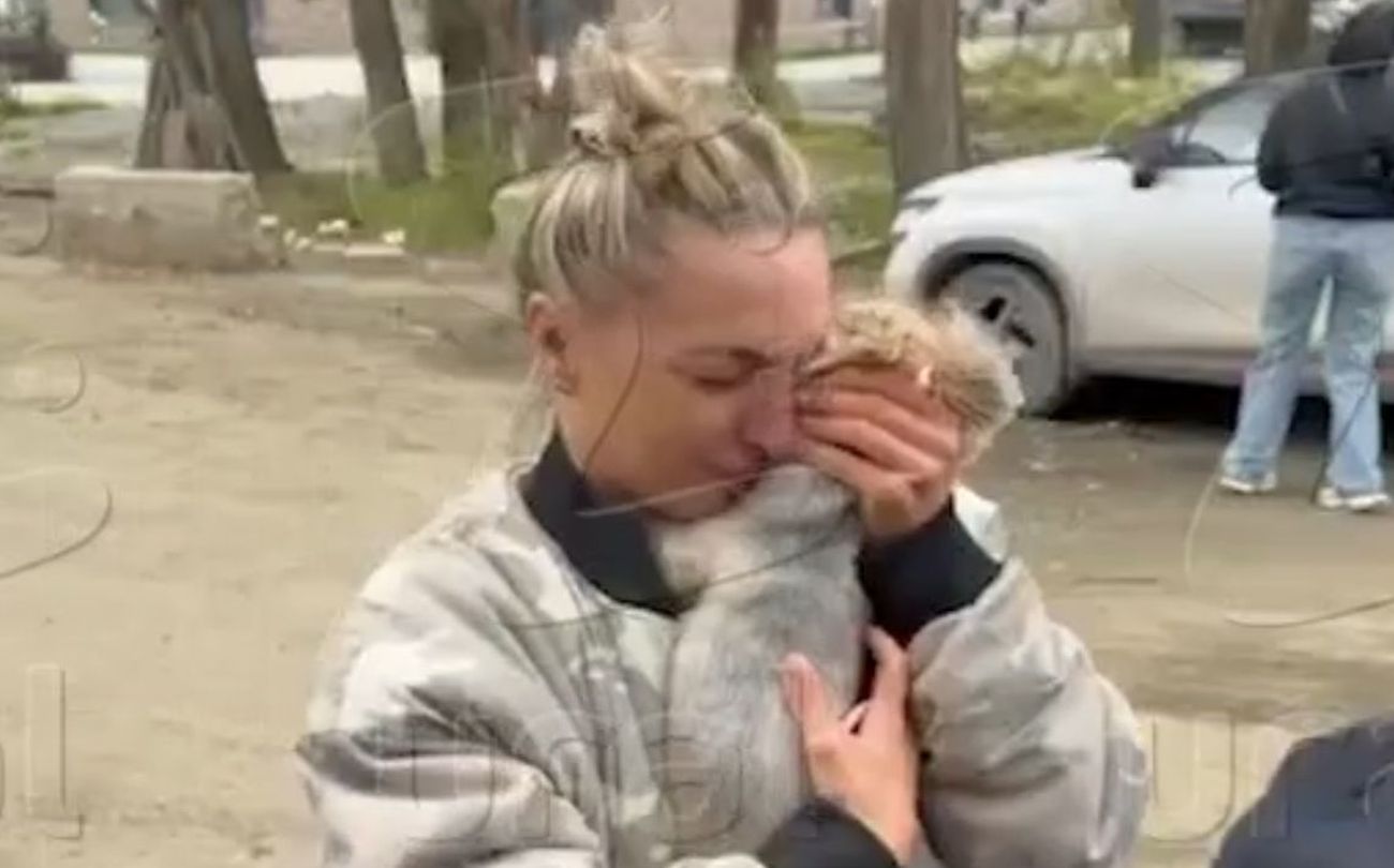Девушка обнимает собаку