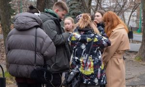 Студенты разговаривают на улице