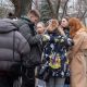 Студенты разговаривают на улице