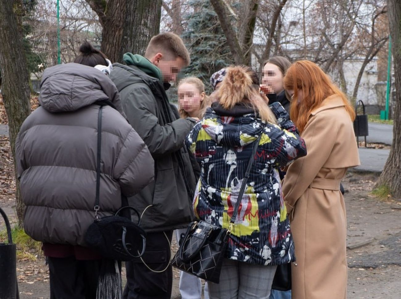 Студенты разговаривают на улице