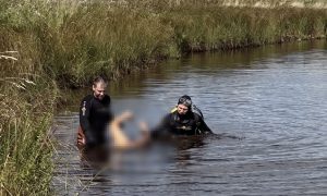 Водолазы достают утопленника
