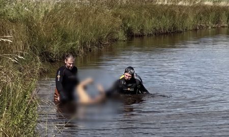 Водолазы достают утопленника