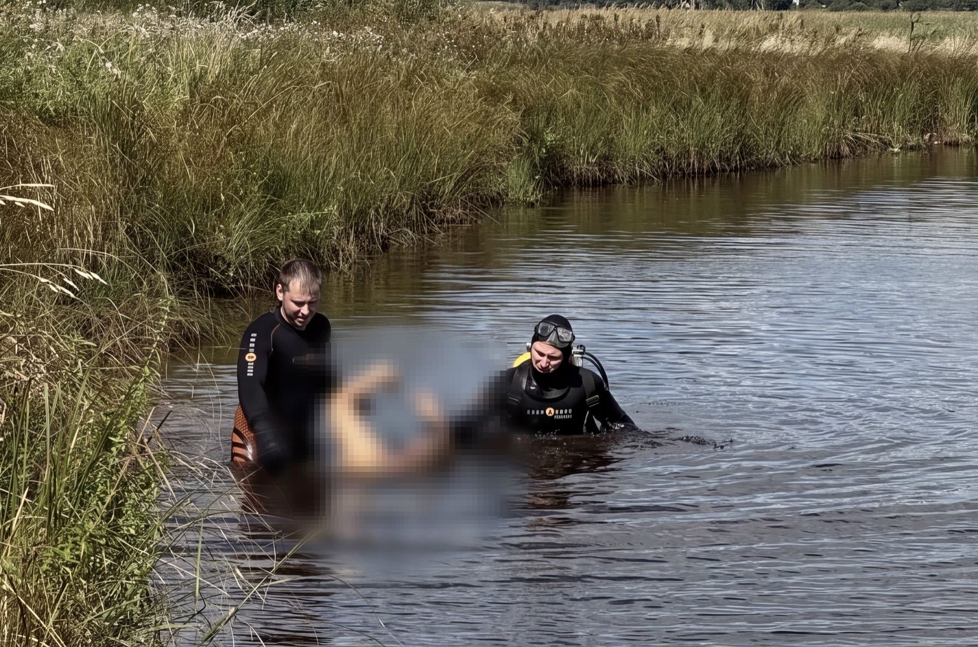 Водолазы достают утопленника