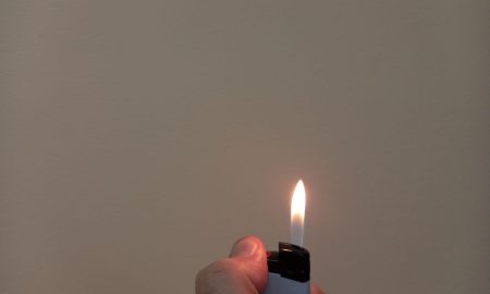 Зажигалка в руке