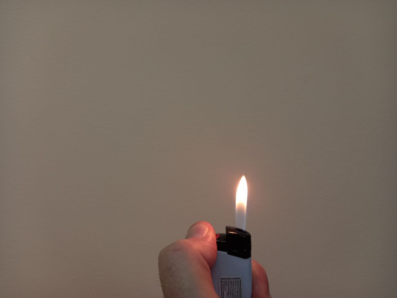Зажигалка в руке