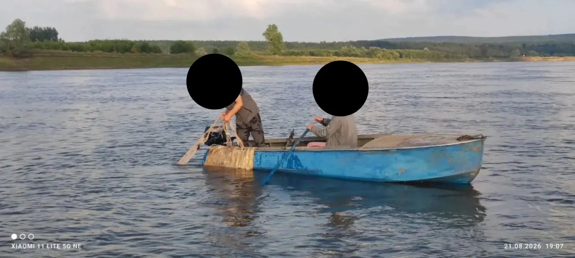 Рыбаки на реке