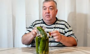 Дегустация маринованных огурцов.