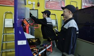 Студенты обучаются в мастерской