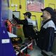 Студенты обучаются в мастерской