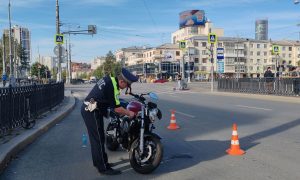 Сотрудник ГАИ на месте ДТП