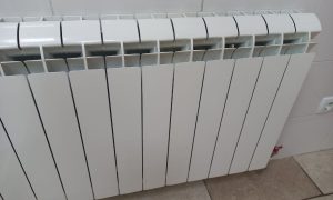 Радиатор отопления в комнате