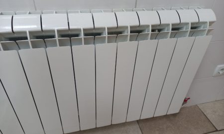 Радиатор отопления в комнате