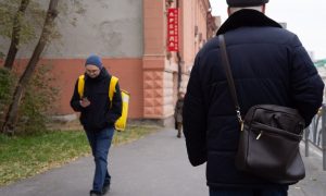 Люди на улицах Екатеринбурга