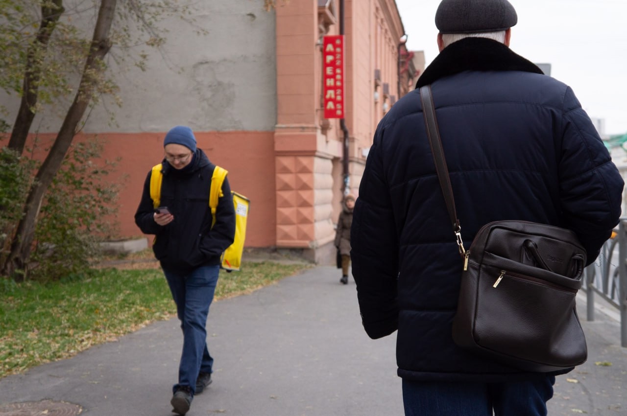 Люди на улицах Екатеринбурга