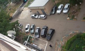 Двор многоэтажного дома