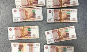 Пачки денег на столе