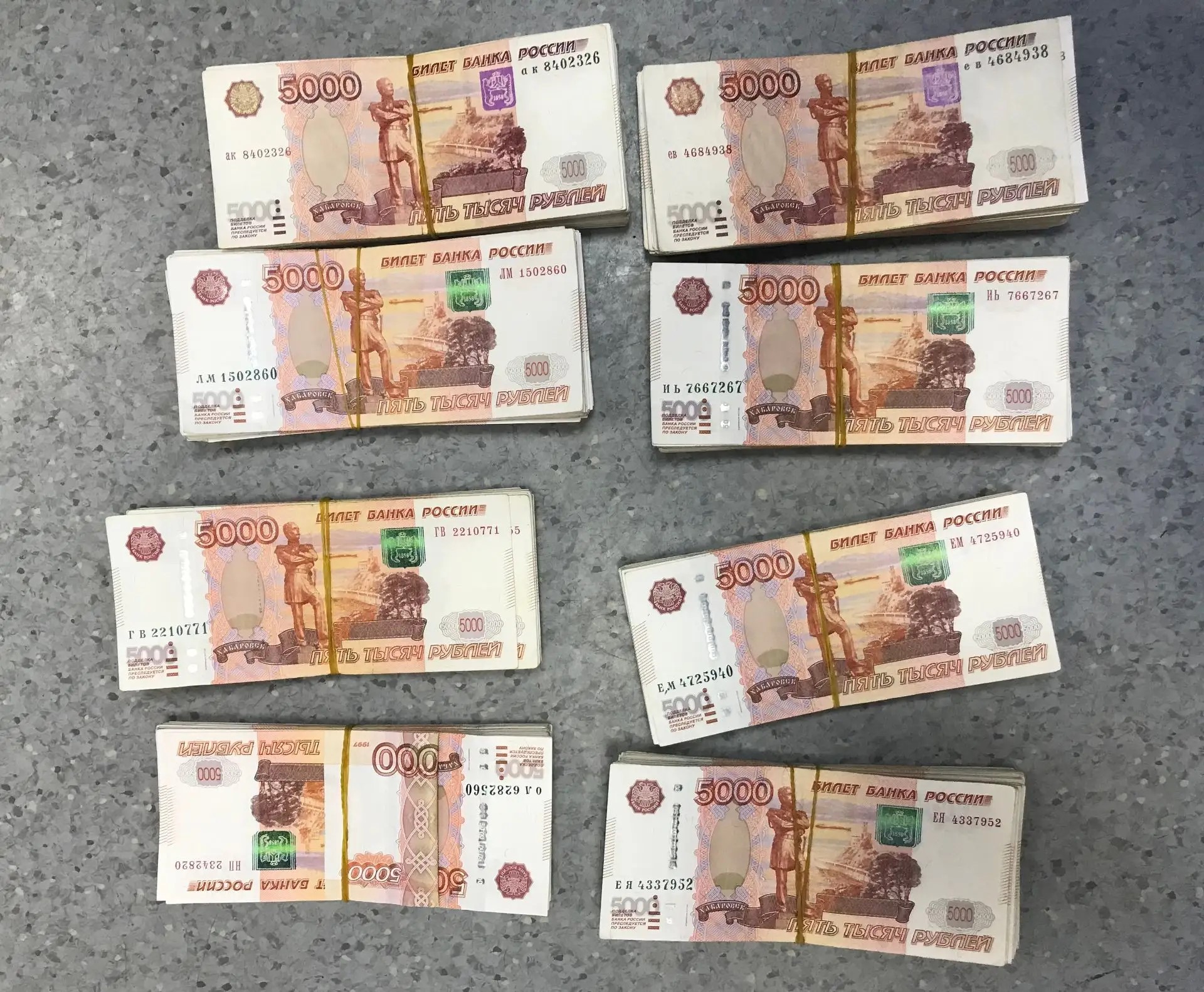 Пачки денег на столе
