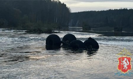 Машина в реке
