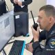Полицейский разговаривает по рации