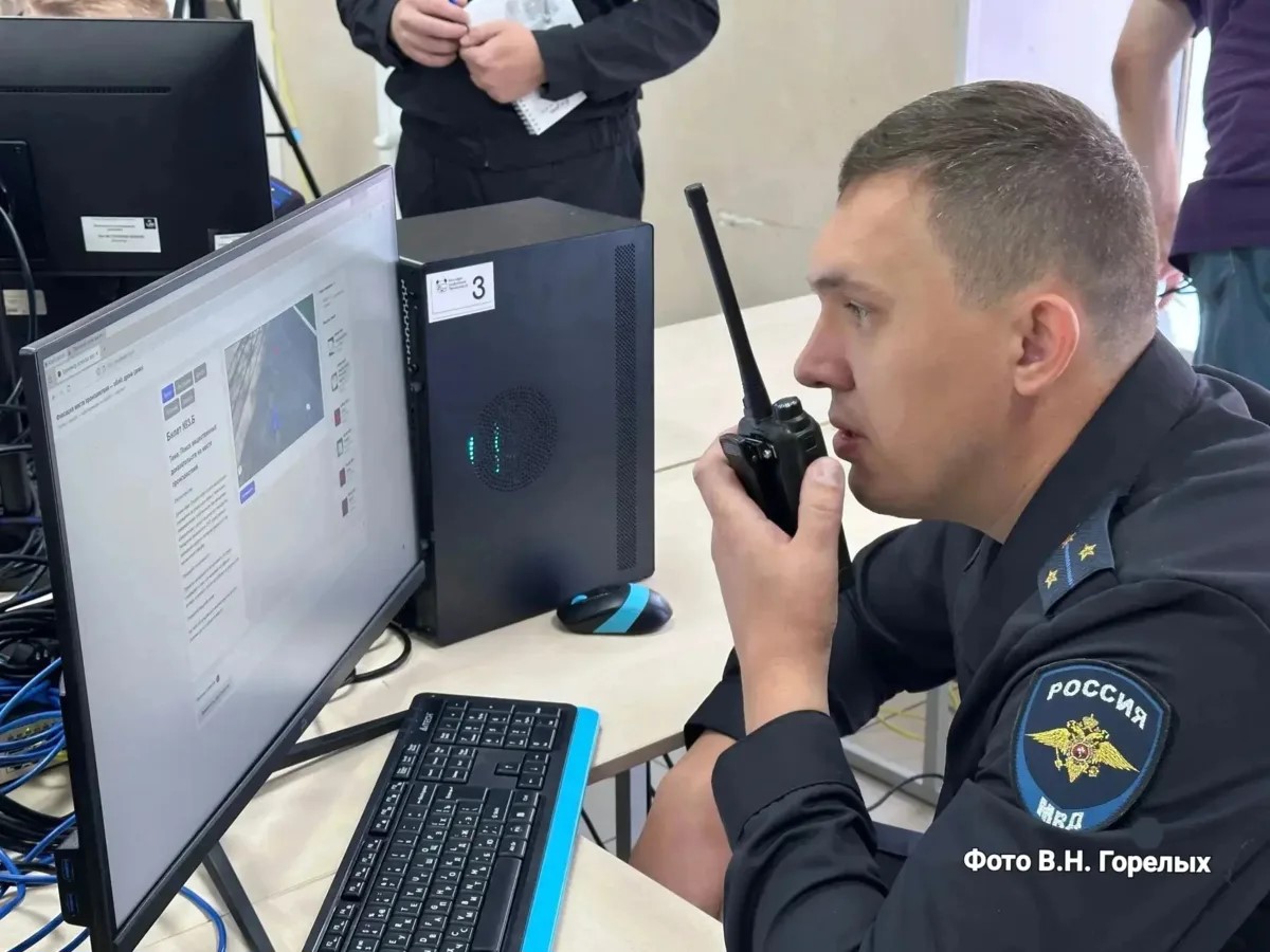 Полицейский разговаривает по рации