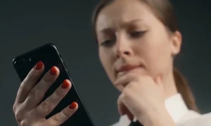 Женщина с мобильным телефоном