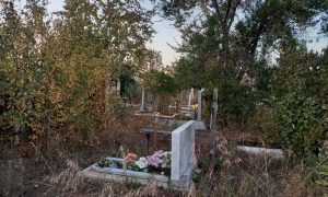 Памятники на кладбище