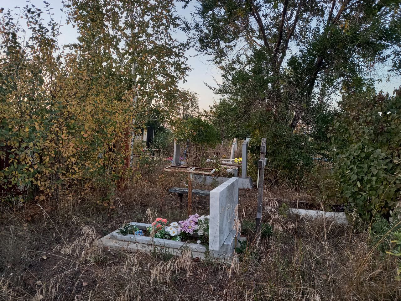 Памятники на кладбище