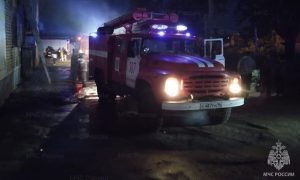 Сотрудники МЧС на тушении пожара