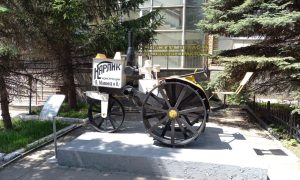 Трактор для работы в поле