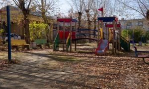 Детская площадка осенью