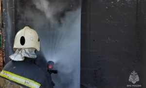 Сотрудник МЧС на пожаре