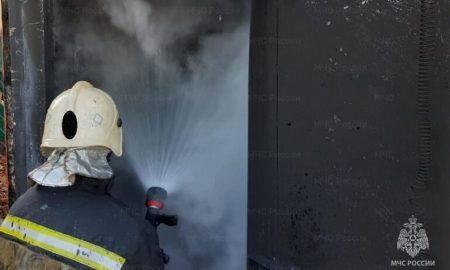 Сотрудник МЧС на пожаре