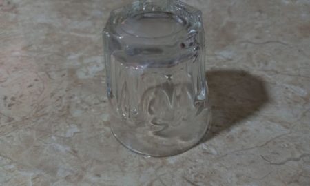 Рюмка на столе