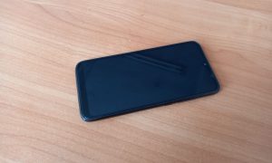 Смартфон на столе