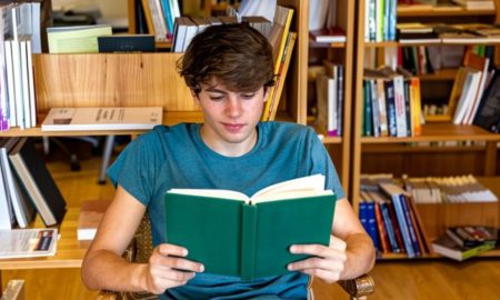 Подросток читает книгу