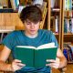 Подросток читает книгу