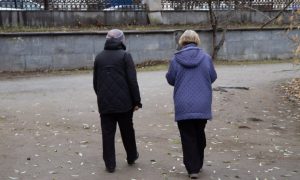 Женщины идут по улице