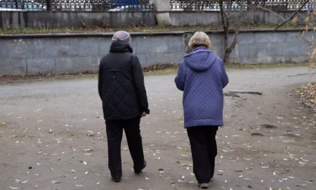 Женщины идут по улице