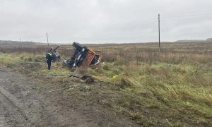 Опрокинувшийся лесовоз