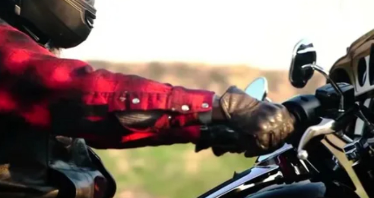 Мужчина на Harley-Davidson