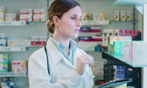 Женщина работает в аптеке