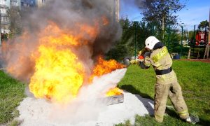 Пожарный тушит огонь