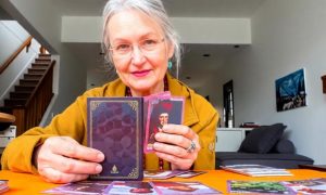 Женщина с книгой