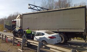 Трасса под Серовом встала из-за жесткого столкновения грузовика и иномарки