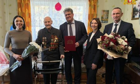 Свердловский фронтовик Алексей Быков встретил столетний юбилей: подвиги связиста. Теги: ветеран войны, ордена и медали, пожилой человек