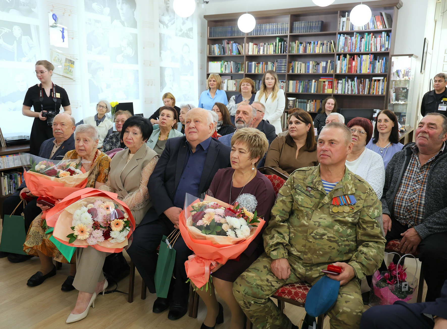 Нижний Тагил отметил шестерых лидеров за преданность родному краю. Теги: церемония награждения, торжественный зал, почетная грамота
